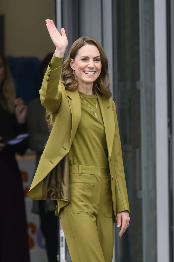 Princess Kate waving wearing a green suit